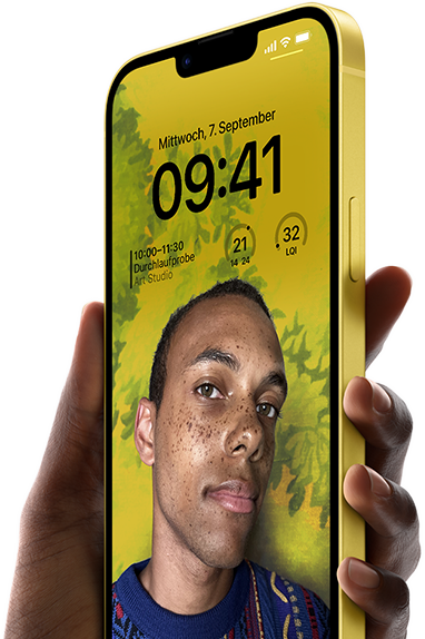 Eine Hand mit einem iPhone 14 Plus in Gelb mit einem personalisierten Sperrbildschirm.